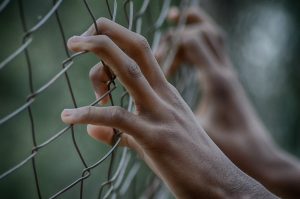 Read more about the article STJ: preso deve comprovar, simultaneamente, o grave estado de saúde e a incompatibilidade entre o tratamento de saúde e o encarceramento